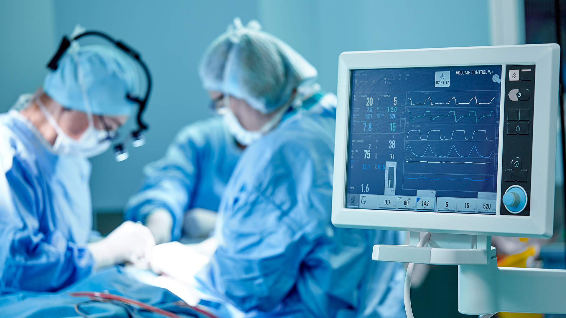 Equipamento exibe sinais vitais do paciente durante operação cirúrgica