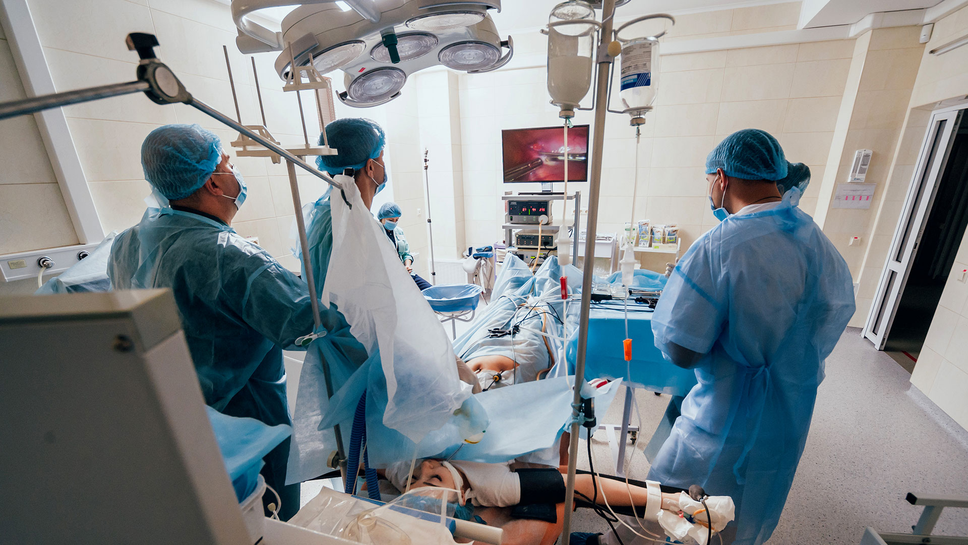 Equipe médica com especialistas em Cirurgia Geral em procedimento de videolaparoscopia