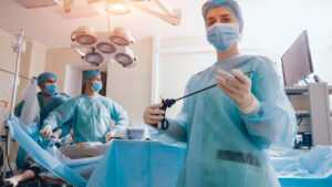 Equipe médica com especialistas em Cirurgia Geral antes da operação